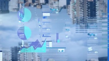 Bulutlu gökyüzüne karşı birçok grafiğin animasyonu ve ters dönmüş binaların alım satım tahtaları. Dijital bileşik, çoklu pozlama, rapor, iş dünyası, borsa ve mimari kavramı.