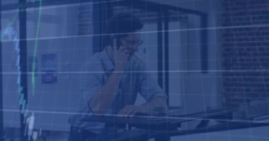 Kafkas iş adamının cep telefonuyla konuşup dizüstü bilgisayar kullanarak birden fazla grafiğin animasyonu. Dijital bileşim, iş dünyası, rapor, bilgi, grafik, veri, konuşma, teknoloji, ofis.