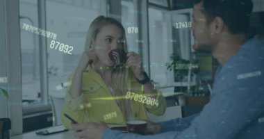 Kafkasyalı bir çiftin bir kafede birbirleriyle konuşmalarıyla ilgili finansal veri işleme animasyonu. Küresel ekonomi ve iş veri teknolojisi kavramı