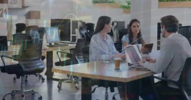 İstatistiksel ve borsa veri işleme animasyonları ofiste tartışan çeşitli meslektaşlar üzerine. Küresel ekonomi ve iş veri teknolojisi kavramı