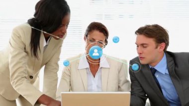 Ofiste dizüstü bilgisayarla tartışan çeşitli meslektaşlara karşı dijital simge ağının animasyonu. Küresel ağ ve iş teknolojisi kavramı