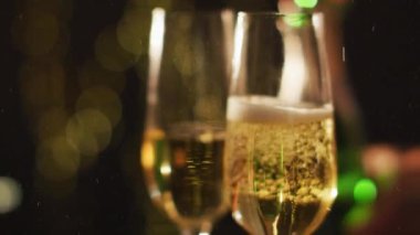 Barda camları köpüklü şampanya bardaklarının canlandırılması. Dijital bileşim, olay, alkol, içki, içki ve kutlama konsepti.