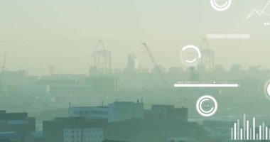 Grafiklerin animasyonu, çizgiler ve dairelerin gökyüzüne karşı modern binaların havadan görüntüsü üzerinden yüklenmesi. Dijital bileşik, çoklu pozlama, rapor, iş, büyüme, ilerleme ve mimari kavram.