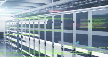 Bilgisayar dilinin animasyonu ve veri sunucu sistemlerinde hareket eden aydınlatılmış ışık. Bileşik, veri işleme, kodlama, ağ, fütüristik, güvenlik, veri merkezi, ağ sunucusu, teknoloji.