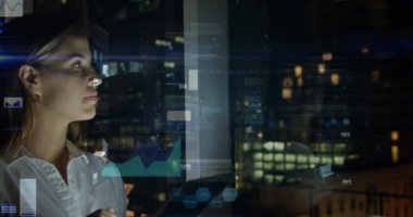 Ofiste geç saatlere kadar çalışan beyaz kadın hakkında istatistiksel veri işleme animasyonu. Bilgisayar arayüzü ve iş veri teknolojisi kavramı