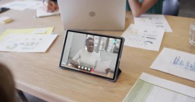 Afro-Amerikan bayan meslektaşımla birlikte ekranda beyaz iş kadını görüntüsü var. Çevrimiçi bağlantılar, iş ve ağ oluşturma kavramı.