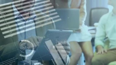 Ofiste tablet kullanan Kafkas kıdemli işadamının istatistiksel veri işleme animasyonu. Bilgisayar arayüzü ve iş veri teknolojisi kavramı