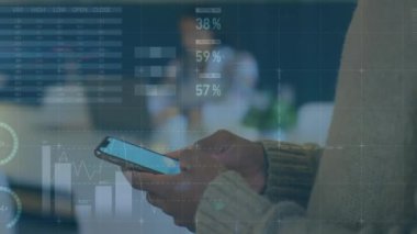 Ofiste akıllı telefon kullanan bir adamın orta kesiminde istatistiksel veri işleme animasyonu. Bilgisayar arayüzü ve iş veri teknolojisi kavramı