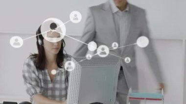 Profil ikonlarının animasyonu ofiste tartışan çeşitli erkek ve kadınlara karşı. Küresel ağ ve iş teknolojisi kavramı
