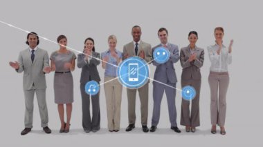 Çeşitli iş adamlarının birbirine alkış tutması karşısında dijital simge ağının animasyonu. Küresel ağ ve iş teknolojisi kavramı