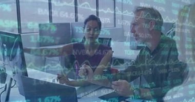 Muhtelif iş arkadaşlarının masaüstü ile ilgili fikirlerini paylaşan ticaret kurulunun animasyonu. Dijital bileşik, çoklu pozlama, iş, planlama, takım çalışması, borsa ve teknoloji kavramı.