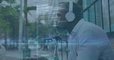 Sokakta müzik dinleyen Afro-Amerikan bir adam için finansal veri işleme animasyonu. Küresel ekonomi ve iş veri teknolojisi kavramı