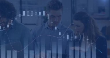 Çeşitli meslektaşların tablet ve dizüstü bilgisayarla tartıştıkları birden fazla grafiğin animasyonu. Dijital bileşim, iş dünyası, rapor, grafik, performans, takım çalışması, planlama ve teknoloji.