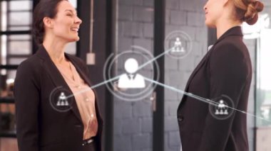 Ofiste tartışan iki farklı iş kadını üzerinde profil simgeleri ağı animasyonu. Küresel ağ ve iş teknolojisi kavramı