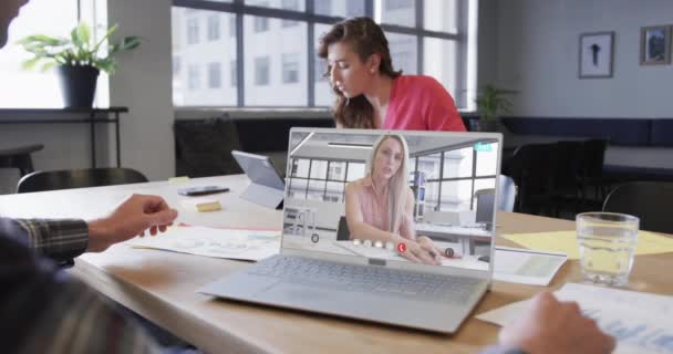 スクリーン上の白人女性同僚とのラップトップビデオ通話のコーカサス人のビジネスマン オンライン接続 ビジネス ネットワーキングコンセプト — ストック動画