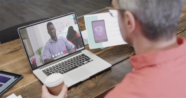 Белый Бизнесмен Видео Телефоне Африканским Коллегой Американцем Экране Онлайн Подключения — стоковое видео