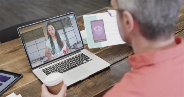 Καυκάσιος Επιχειρηματίας Βιντεοκλήση Laptop Καυκάσια Συνάδελφο Στην Οθόνη Online Συνδέσεις — Αρχείο Βίντεο