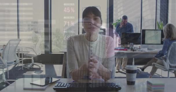 インフォグラフィックインターフェースの動きのアニメーション 幸せな白人ビジネスマンビデオ通話について議論 デジタル複合 複数の露出 ビジネス レポート 肖像画 オフィス — ストック動画