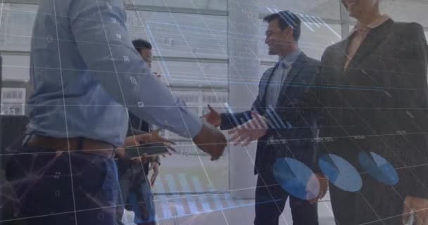 不同的商人在办公室握手时的统计数据处理动画 计算机接口和业务数据技术概念 — 图库视频影像