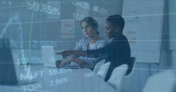 多様な女性の同僚がノートパソコンでアイデアを共有するグラフと取引ボードのアニメーション デジタル複合 複数の露出 ビジネス プランニング チームワーク 株式市場 技術コンセプト — ストック動画