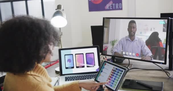 Empresária Afro Americana Videochamada Com Colega Afro Americano Tela Conexões — Vídeo de Stock