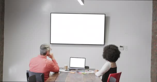 空白のスクリーンが付いているビデオ通話の多様なビジネス人 オンライン接続 ビジネス ネットワーキングコンセプト — ストック動画