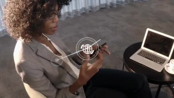 カフェでスマートフォンで話すアフリカ系アメリカ人ビジネスマンに対するアイコンのネットワークのアニメーション グローバルネットワーキングとビジネス技術コンセプト — ストック動画