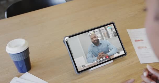 화면에 아프리카계 미국인 동료와 태블릿 통화에 사업가 온라인 비즈니스 네트워킹 — 비디오