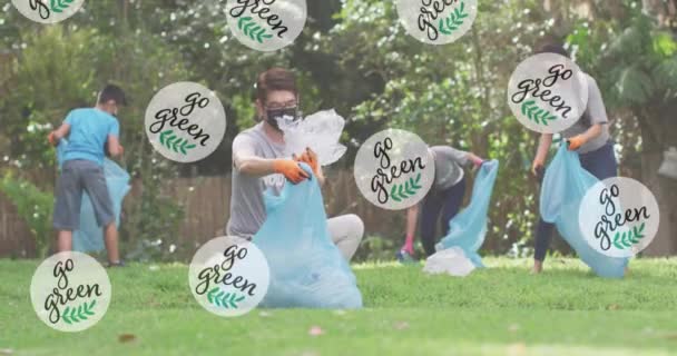 Animação Folhas Texto Verde Sobre Diversos Voluntários Coletando Plásticos Sacos — Vídeo de Stock