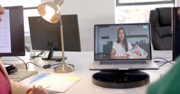 Laptop Chamada Vídeo Com Colega Feminina Caucasiana Tela Conexões Online — Vídeo de Stock
