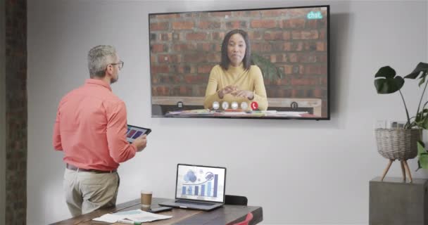 Καυκάσιος Επιχειρηματίας Βιντεοκλήση Αφροαμερικανή Συνάδελφο Στην Τηλεόραση Online Συνδέσεις Επιχείρηση — Αρχείο Βίντεο