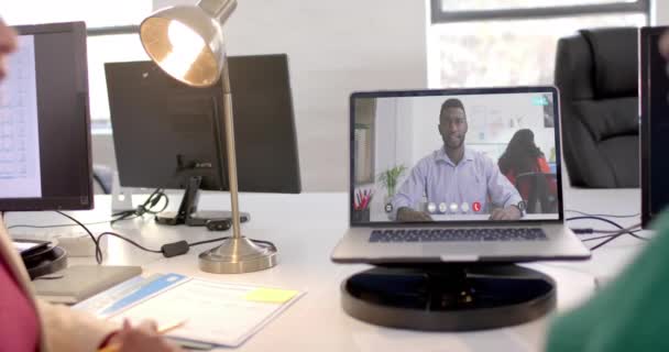 Ноутбук Відеодзвінком Афроамериканським Бізнесменом Екрані Концепція Онлайн Єднань Бізнесу Мереж — стокове відео