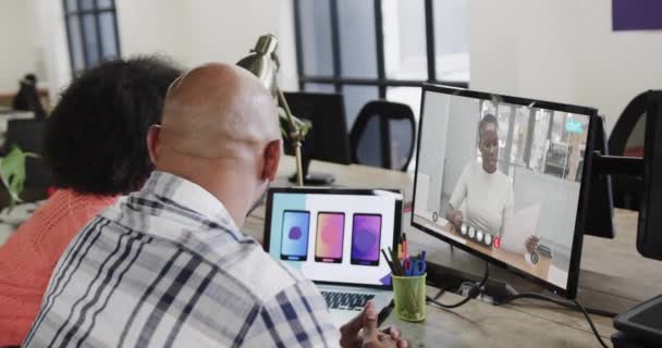 화면에 아프리카계 미국인 동료와 통화에 아프리카계 미국인 사업가 온라인 비즈니스 — 비디오