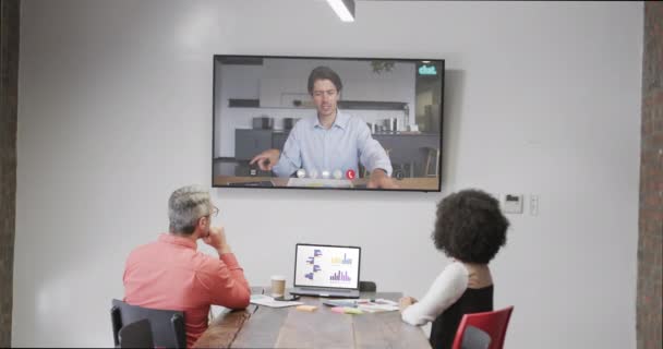 スクリーン上の白人男性同僚とのビデオ通話の多様なビジネスマン オンライン接続 ビジネス ネットワーキングコンセプト — ストック動画