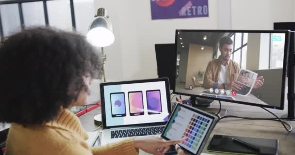 Afroamerykańska Bizneswoman Wideo Rozmowie Amerykańskim Kolegą Afryki Ekranie Połączenia Internetowe — Wideo stockowe