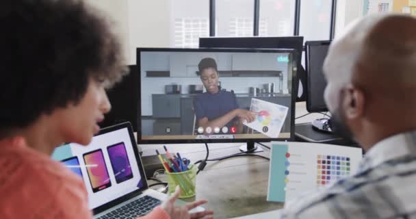 非洲裔美国商人通过视频电话与非洲裔美国女性同行在屏幕上 联机服务 商务和联网概念 — 图库视频影像