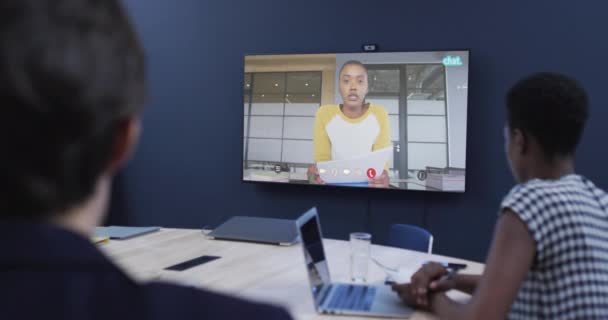 Zróżnicowani Biznesmeni Wideo Rozmowie Amerykańskim Kolegą Afryki Ekranie Telewizora Połączenia — Wideo stockowe