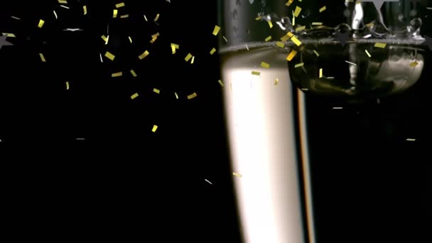 Анімація Шампанського Вливається Окуляри Конфетті Падає Чорний Фон Цифровий Композит — стокове відео
