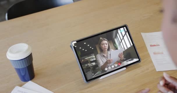 タブレットのビデオ通話の白人ビジネスマンは スクリーン上の慎重な女性の同僚と オンライン接続 ビジネス ネットワーキングコンセプト — ストック動画