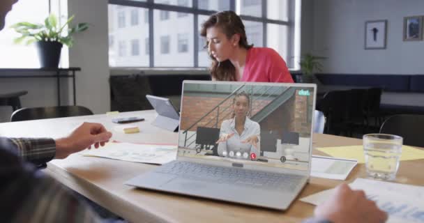 アフリカ系アメリカ人女性同僚とのラップトップビデオ通話に関するコーカサス人のビジネスマン オンライン接続 ビジネス ネットワーキングコンセプト — ストック動画