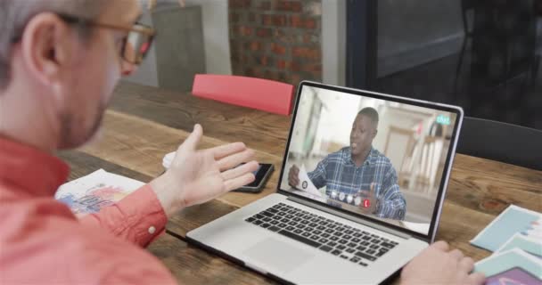 Καυκάσιος Επιχειρηματίας Βιντεοκλήση Laptop Αφροαμερικανό Συνάδελφο Στην Οθόνη Online Συνδέσεις — Αρχείο Βίντεο