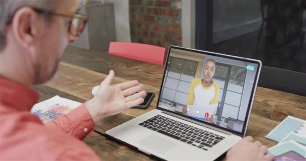 Homem Negócios Caucasiano Videochamada Para Laptop Com Colega Afro Americano — Vídeo de Stock
