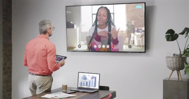 白种人商人在电视上与非洲裔美国女性同行通话 联机服务 商务和联网概念 — 图库视频影像
