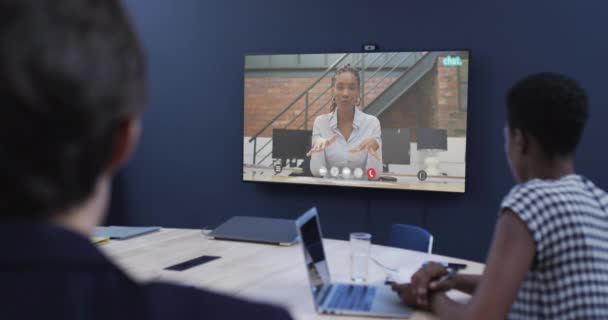 Διαφορετικοί Επιχειρηματίες Βιντεοκλήση Αφροαμερικανή Συνάδελφο Στην Τηλεόραση Online Συνδέσεις Επιχείρηση — Αρχείο Βίντεο