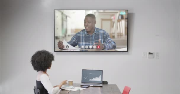 Αφροαμερικανή Επιχειρηματίας Βιντεοκλήση Αφροαμερικανό Συνάδελφο Στην Τηλεόραση Online Συνδέσεις Επιχείρηση — Αρχείο Βίντεο