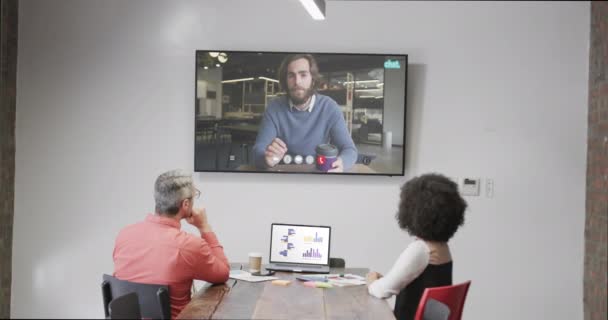 スクリーン上の白人男性同僚とのビデオ通話の多様なビジネスマン オンライン接続 ビジネス ネットワーキングコンセプト — ストック動画