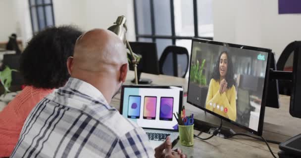 アフリカ系アメリカ人ビジネスの人々は スクリーン上にアフリカ系アメリカ人女性同僚とビデオ通話します オンライン接続 ビジネス ネットワーキングコンセプト — ストック動画