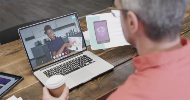 Homem Negócios Caucasiano Videochamada Para Laptop Com Colega Americana Africana — Vídeo de Stock
