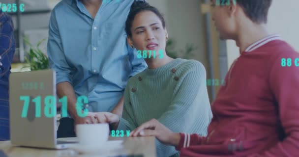 Ofiste Tartışan Çeşitli Arkadaşları Üzerinde Para Birimi Sembolleriyle Numaraların Değiştirilmesi — Stok video