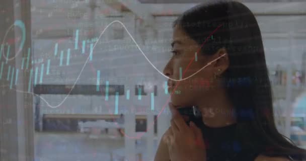オフィスのスマートフォンで話す女性を超えた株式市場データ処理のアニメーション グローバル経済とビジネスデータ技術コンセプト — ストック動画